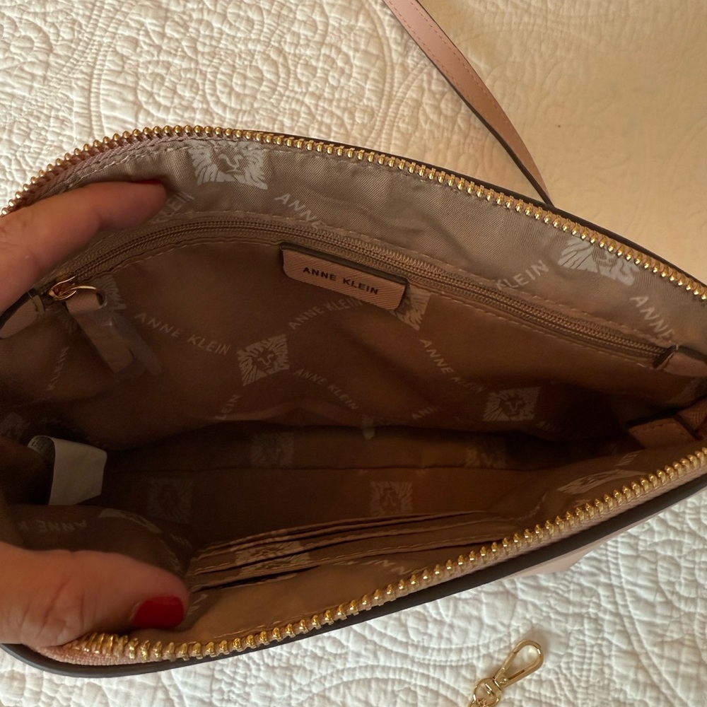 Elegant Pink Crossbody Bag - Picture 3 of 5